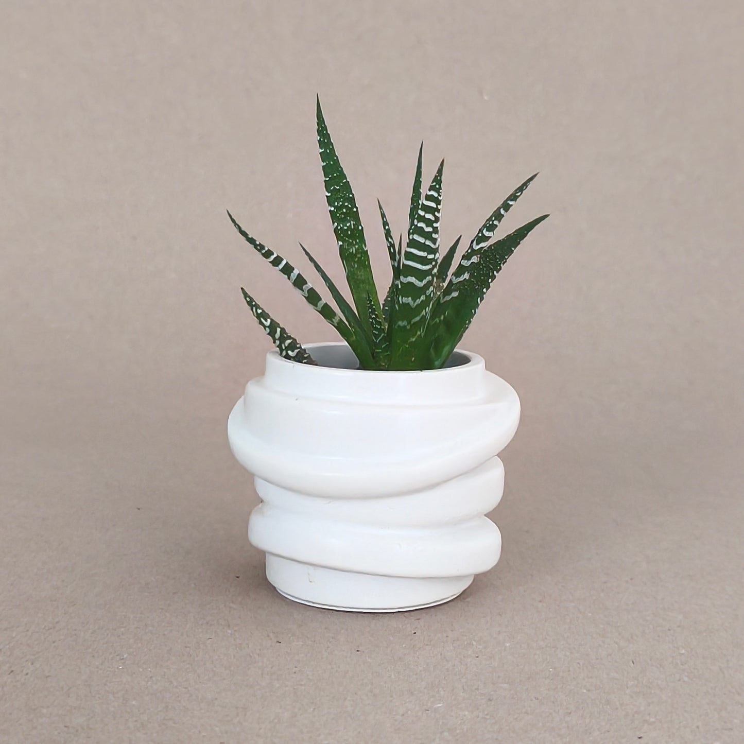 Le pot en béton MELI, artisanat français