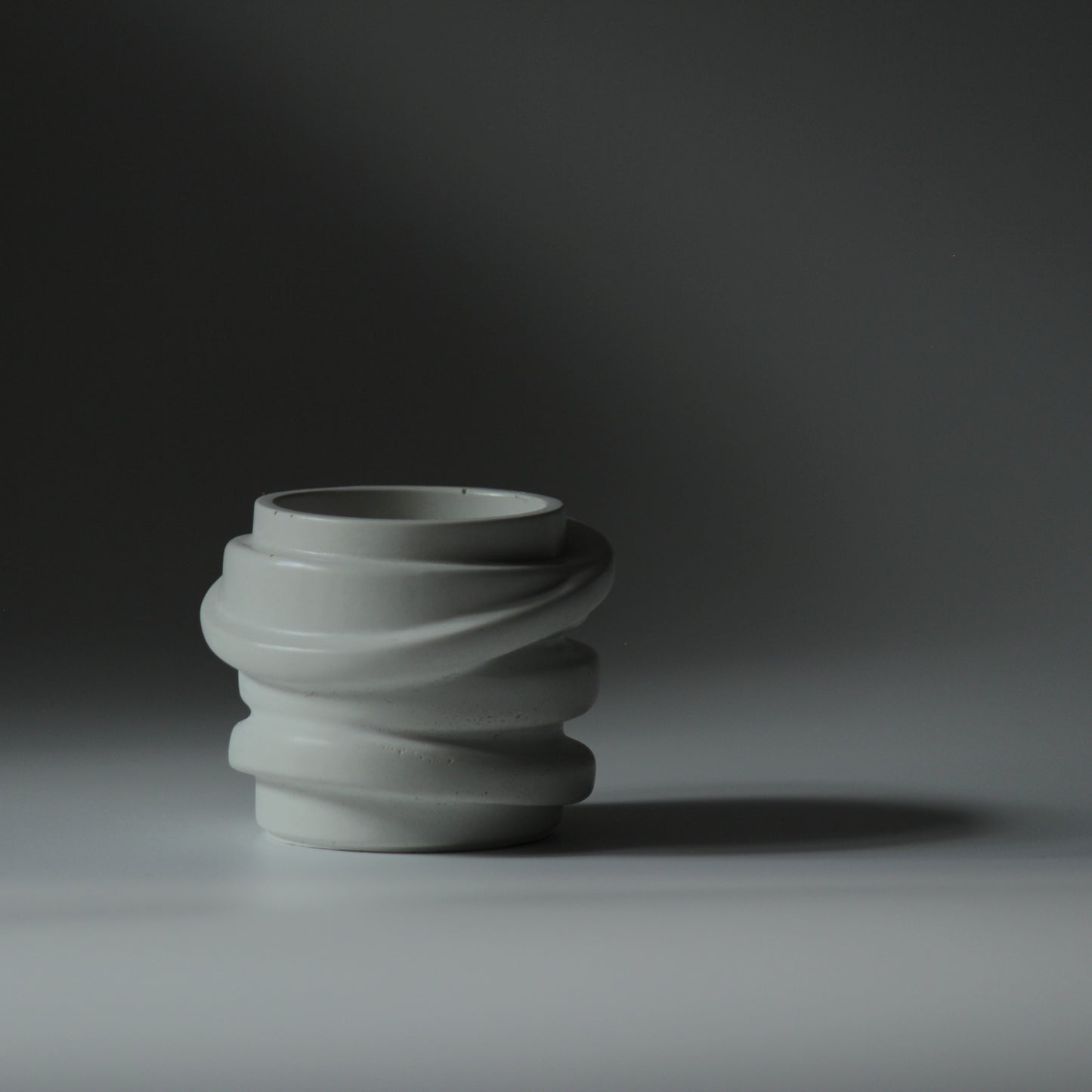 Le pot en béton MELI, artisanat français