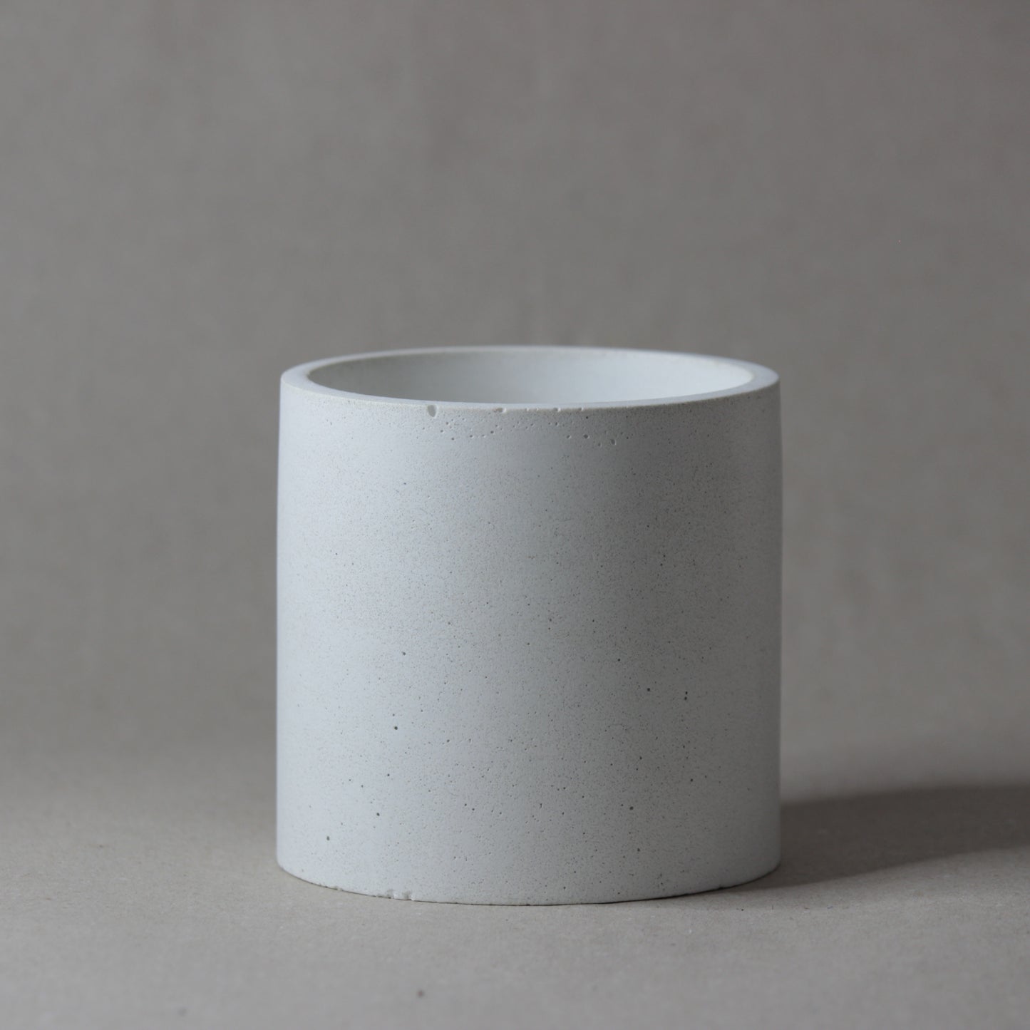 Le pot en béton CONCRETE, artisanat français