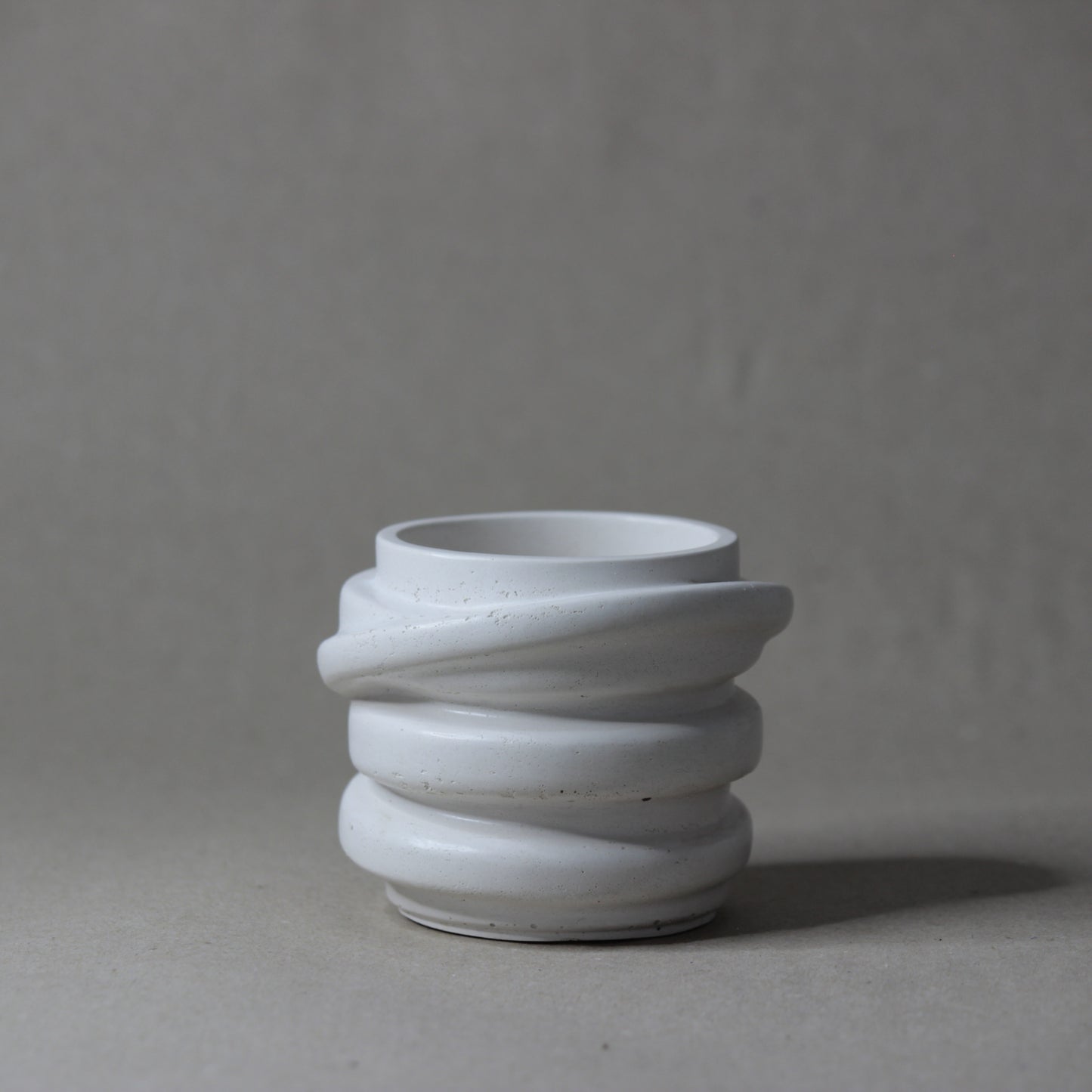 Le pot en béton MELI, artisanat français