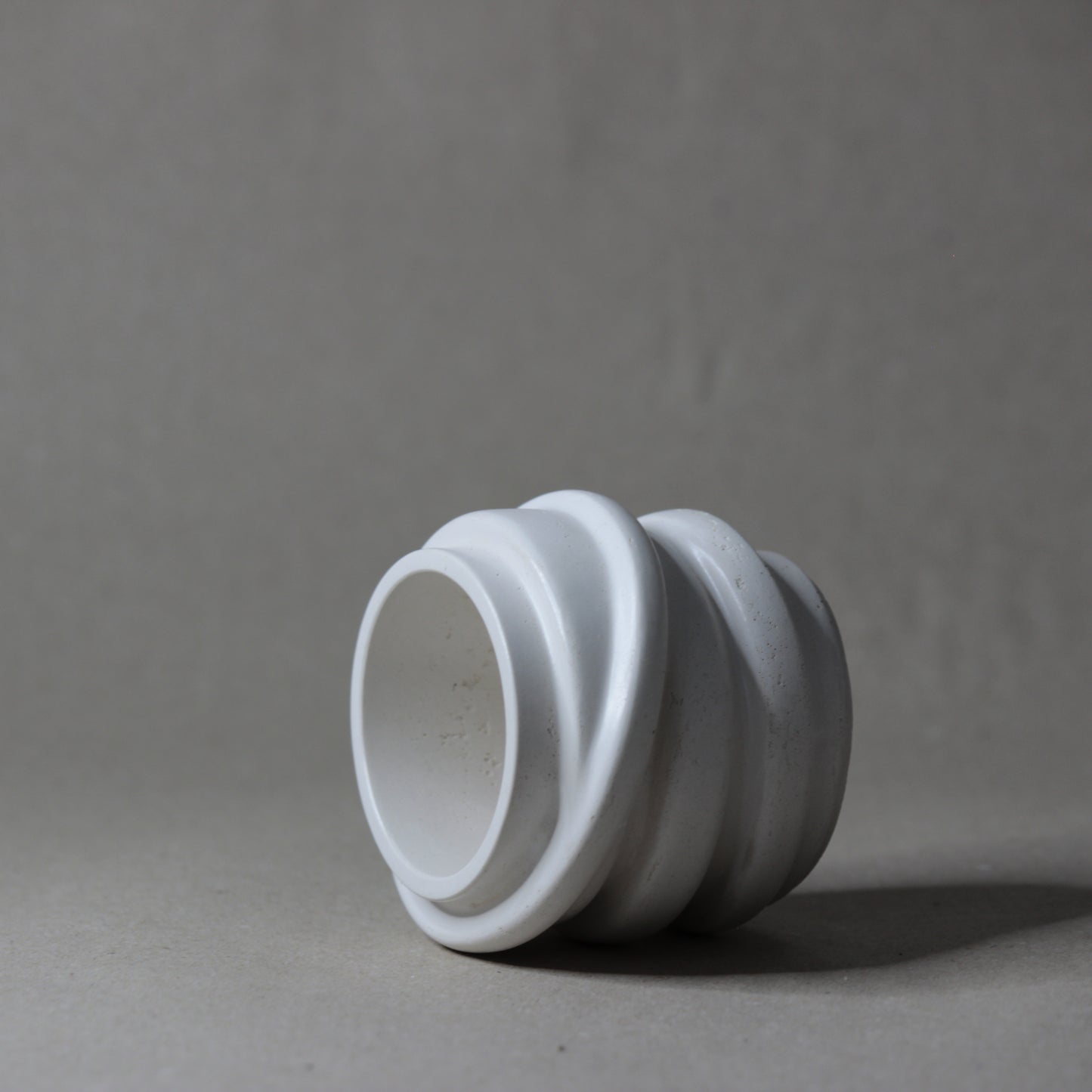 Le pot en béton MELI, artisanat français