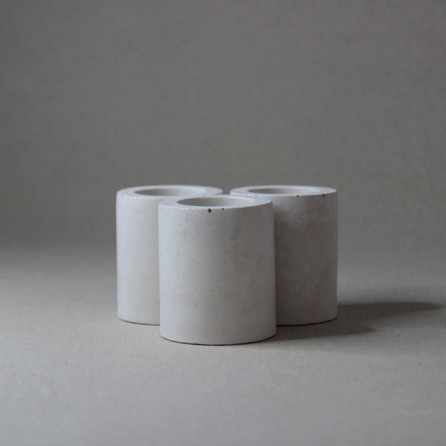 Lot de 3 petits pots en béton TRIPO, artisanat français.