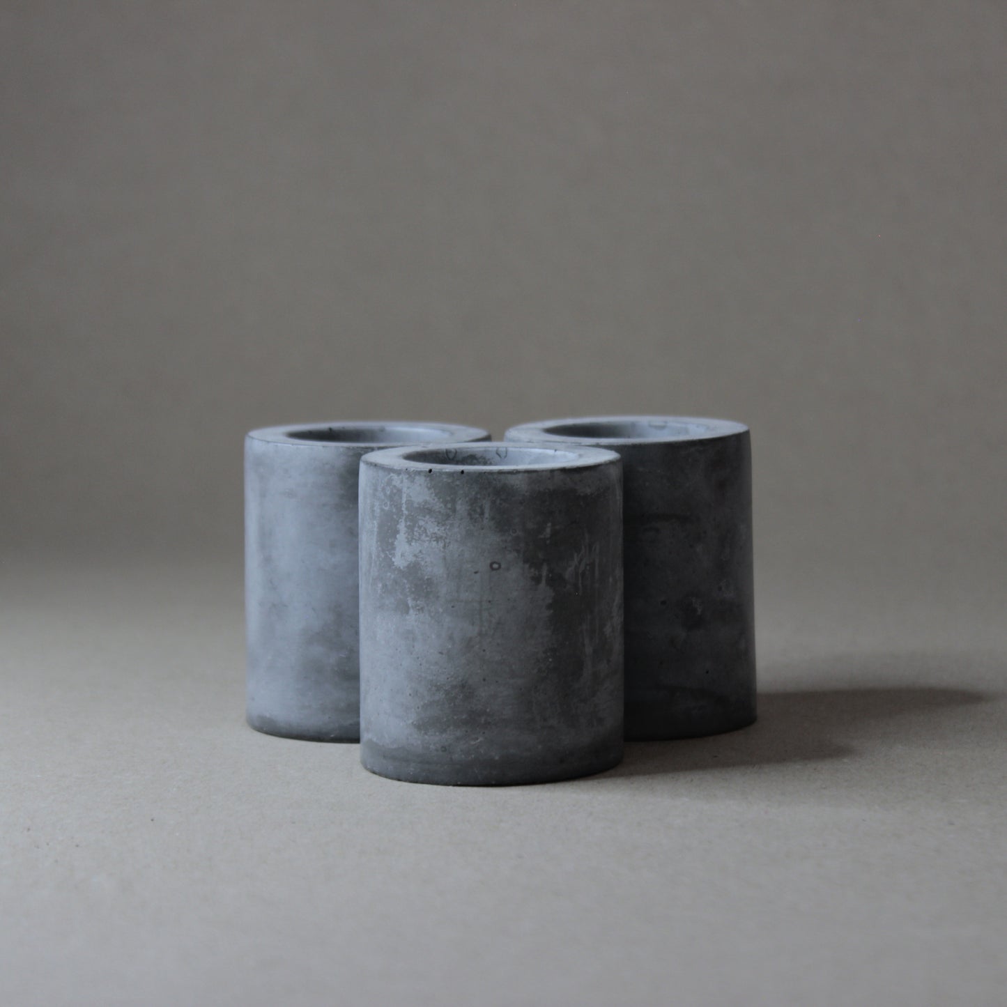 Lot de 3 petits pots en béton TRIPO, artisanat français.