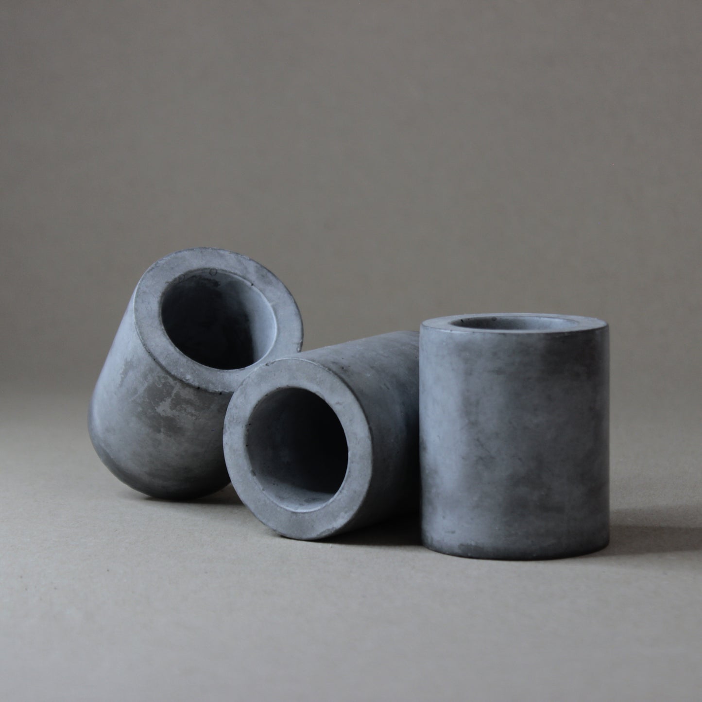 Lot de 3 petits pots en béton TRIPO, artisanat français.