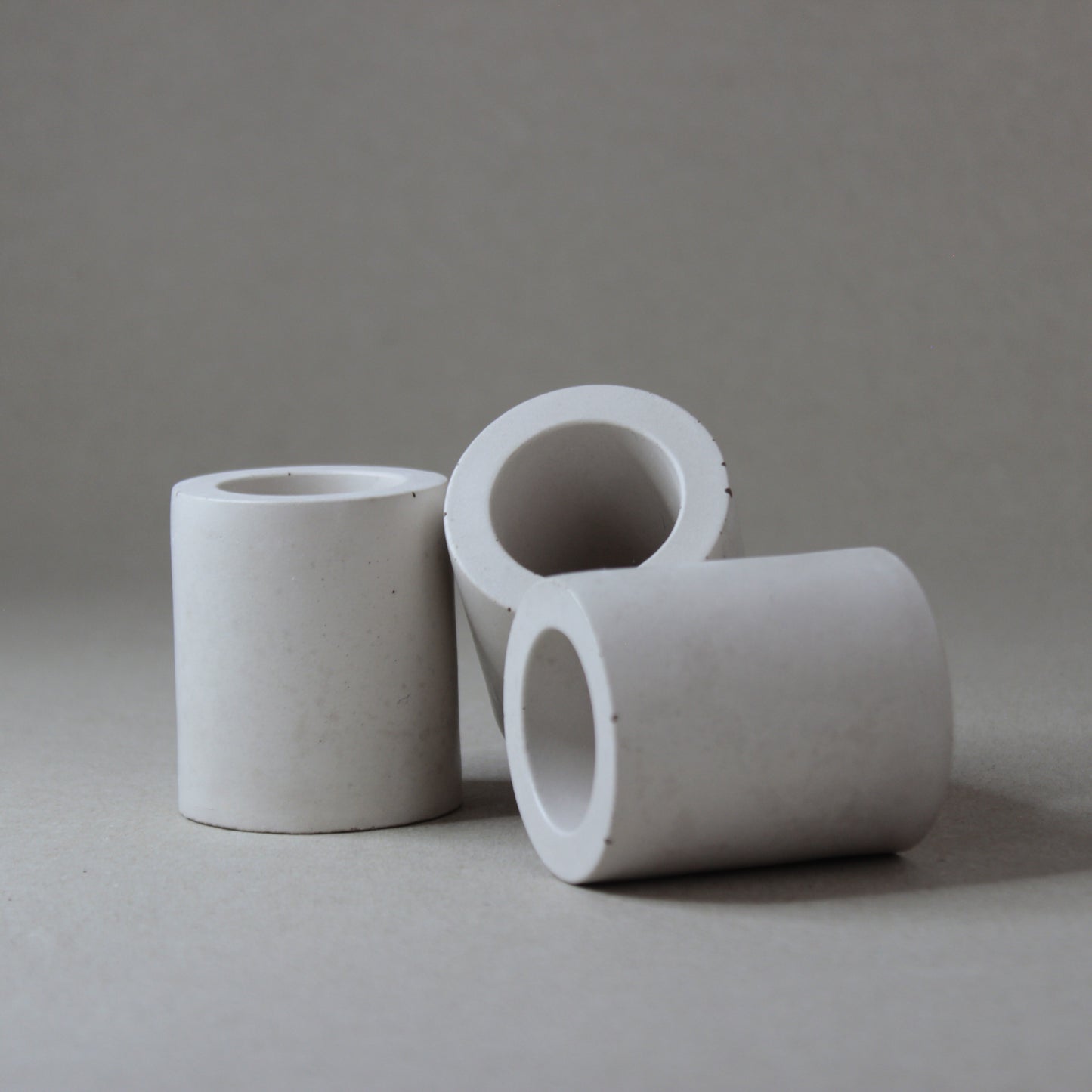 Lot de 3 petits pots en béton TRIPO, artisanat français.